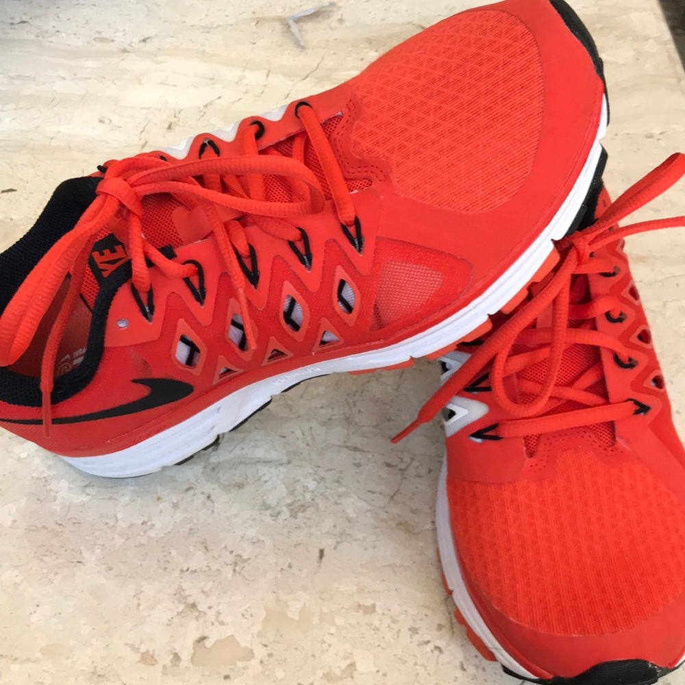 Nike Sneakers— Vomero 9